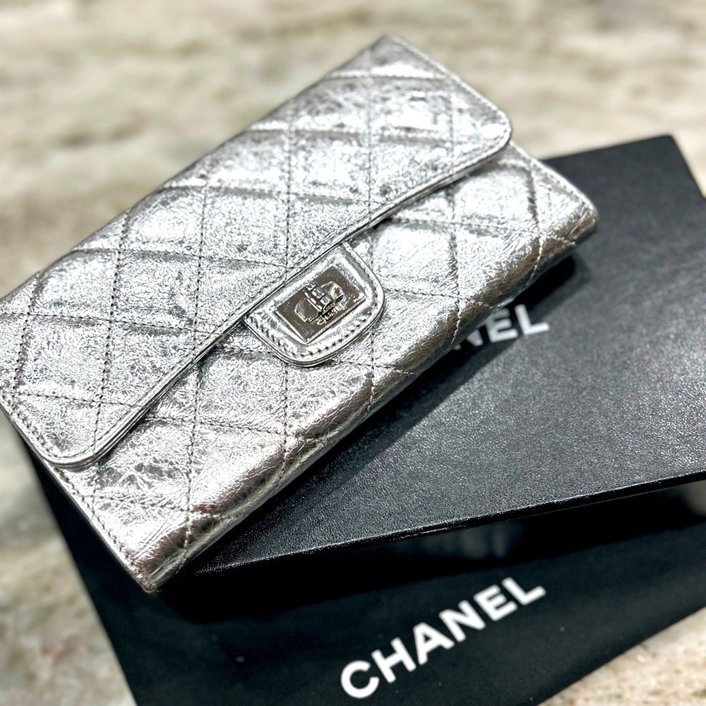 Chanel Authentic Silver Metallic Aged Calfskin Diamond Quilted Wallet